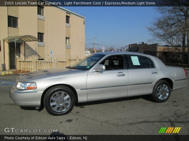 2003 Lincoln Town Car Signature in Light Parchment Gold