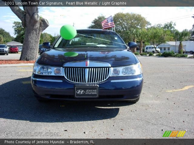 2001 Lincoln Town Car Signature in Pearl Blue Metallic