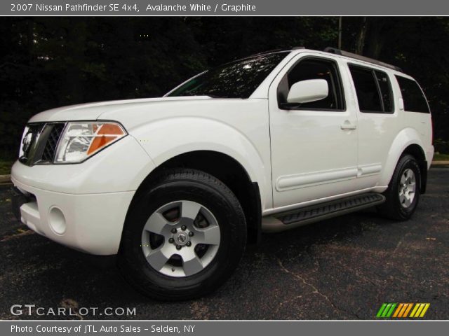 2007 Nissan Pathfinder SE 4x4 in Avalanche White