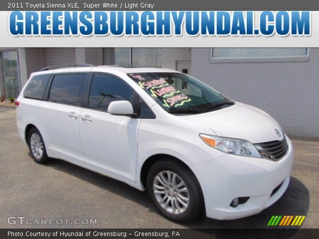 2011 Toyota Sienna XLE in Super White