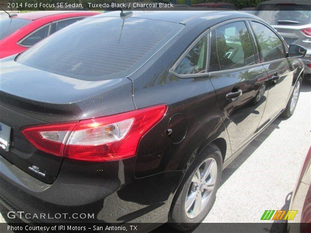 2014 Ford Focus SE Sedan in Tuxedo Black