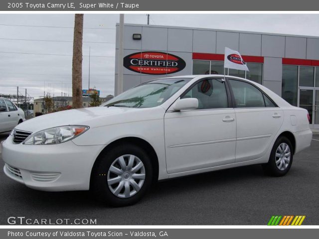 2005 Toyota Camry LE in Super White