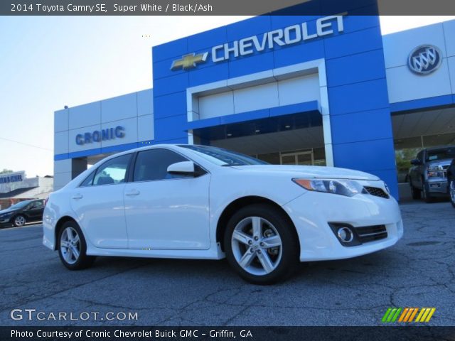 2014 Toyota Camry SE in Super White
