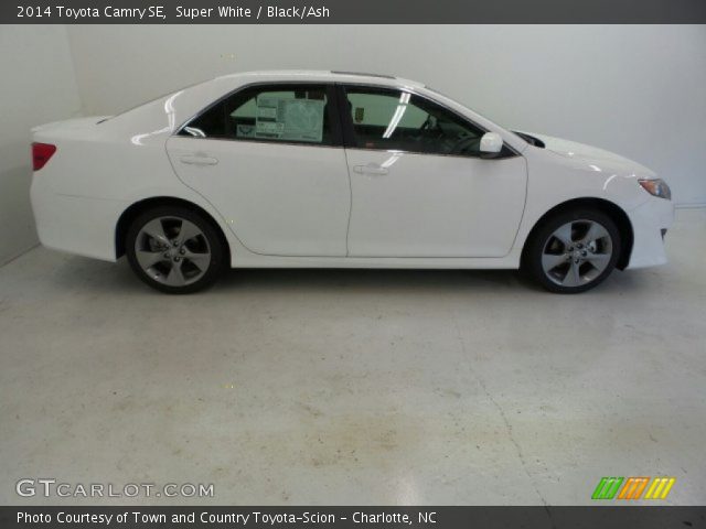 2014 Toyota Camry SE in Super White