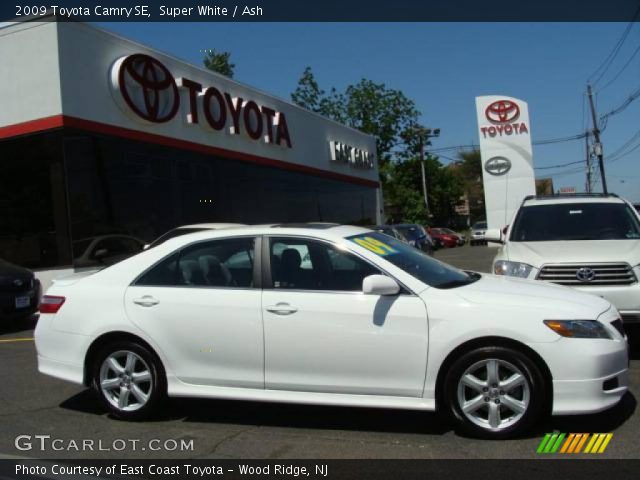 2009 Toyota Camry SE in Super White