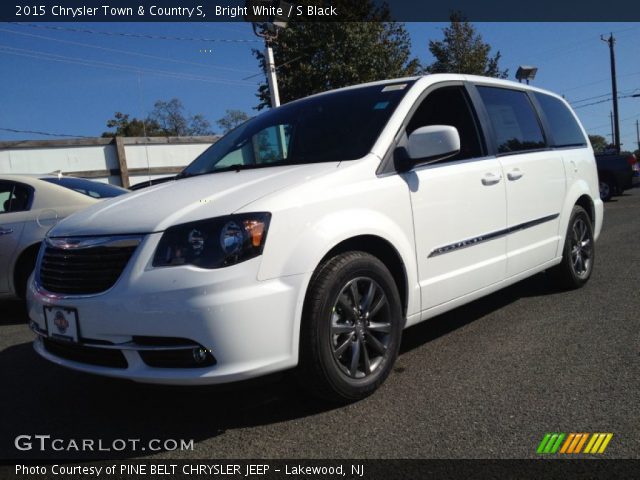 2015 Chrysler Town & Country S in Bright White