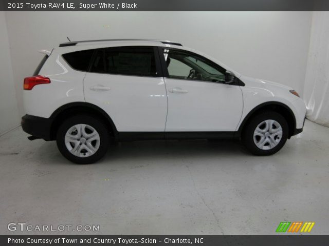 2015 Toyota RAV4 LE in Super White
