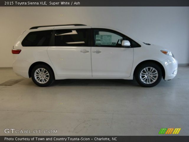 2015 Toyota Sienna XLE in Super White