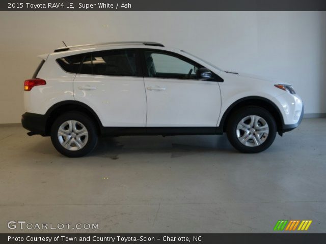 2015 Toyota RAV4 LE in Super White