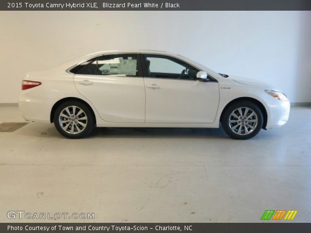 2015 Toyota Camry Hybrid XLE in Blizzard Pearl White