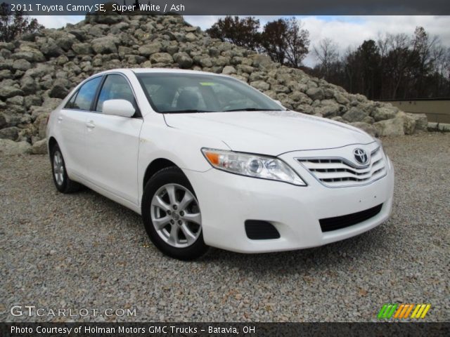 2011 Toyota Camry SE in Super White
