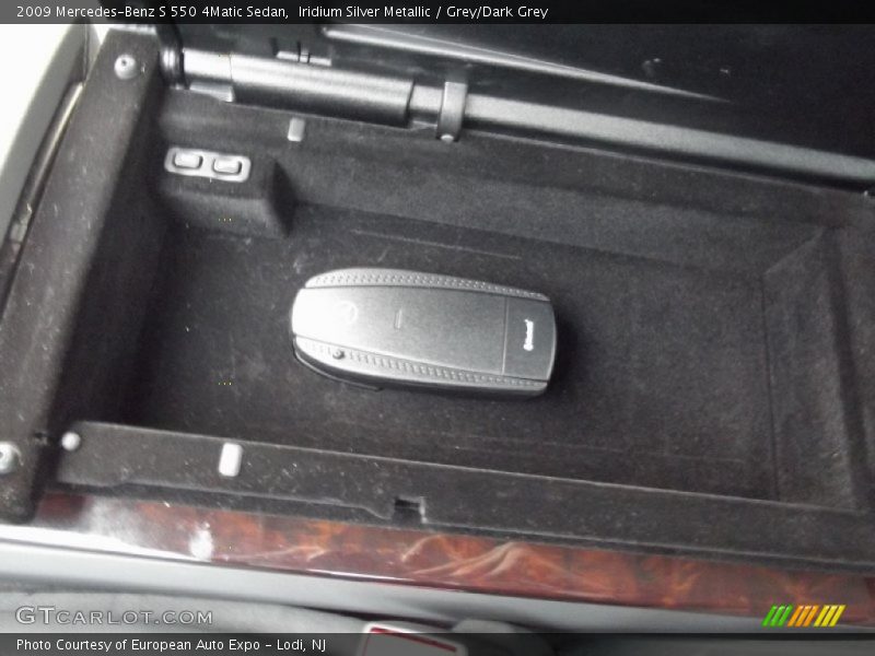 Iridium Silver Metallic / Grey/Dark Grey 2009 Mercedes-Benz S 550 4Matic Sedan