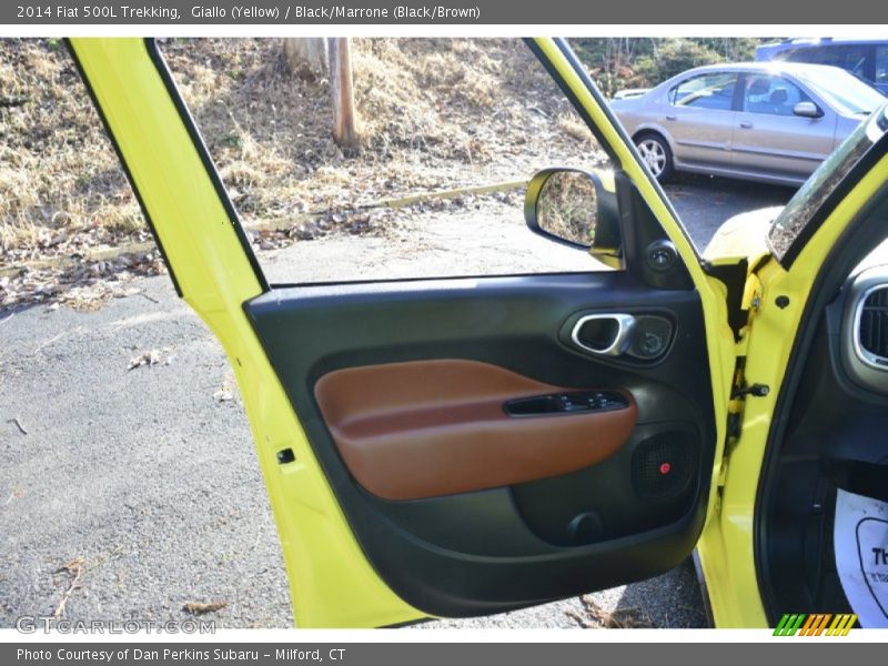 Giallo (Yellow) / Black/Marrone (Black/Brown) 2014 Fiat 500L Trekking