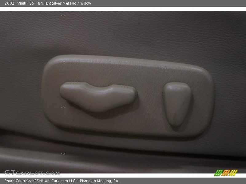 Brilliant Silver Metallic / Willow 2002 Infiniti I 35