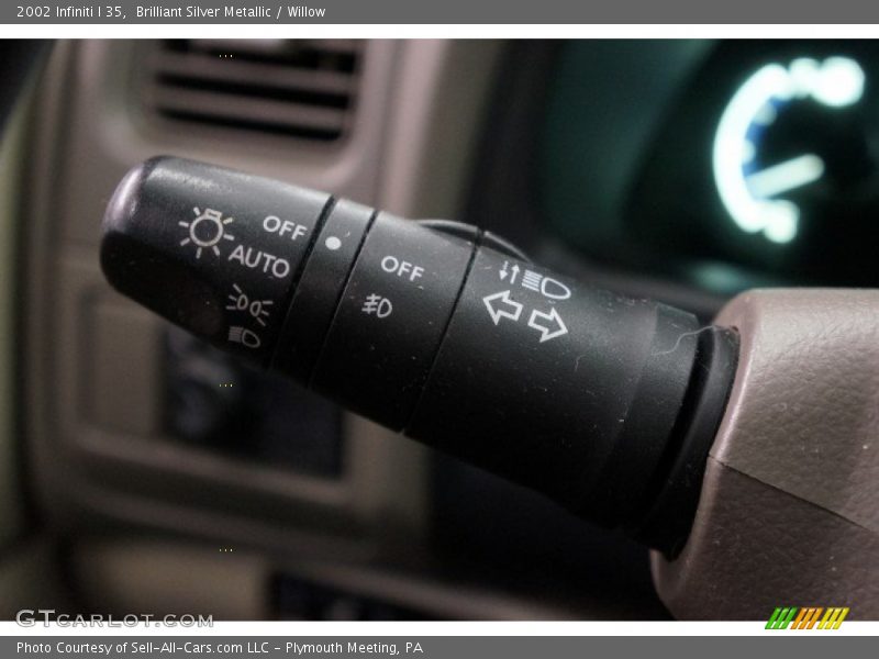 Brilliant Silver Metallic / Willow 2002 Infiniti I 35