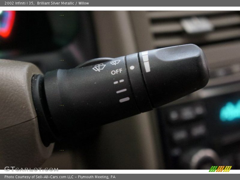 Brilliant Silver Metallic / Willow 2002 Infiniti I 35