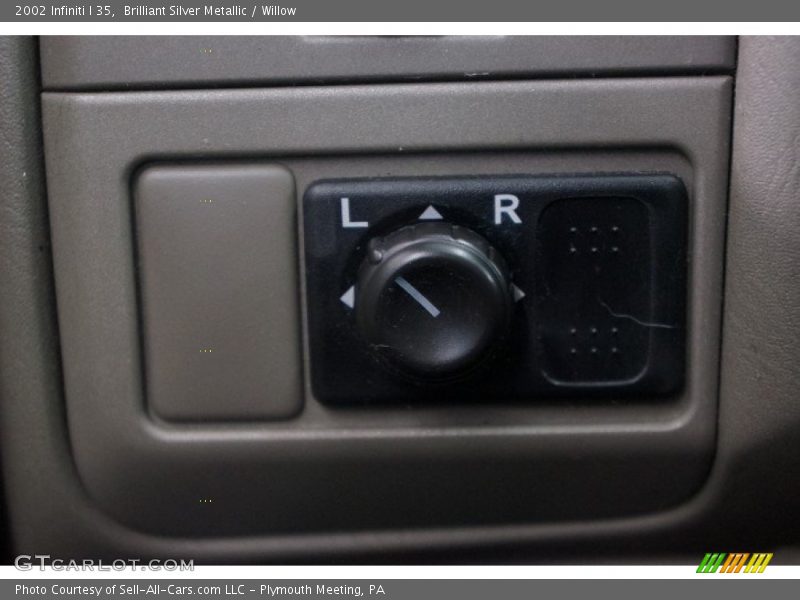 Brilliant Silver Metallic / Willow 2002 Infiniti I 35