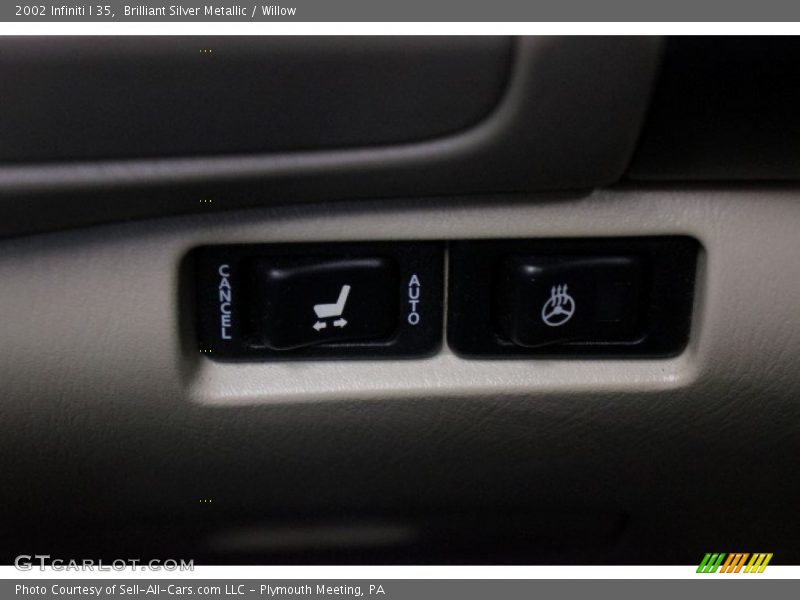 Brilliant Silver Metallic / Willow 2002 Infiniti I 35