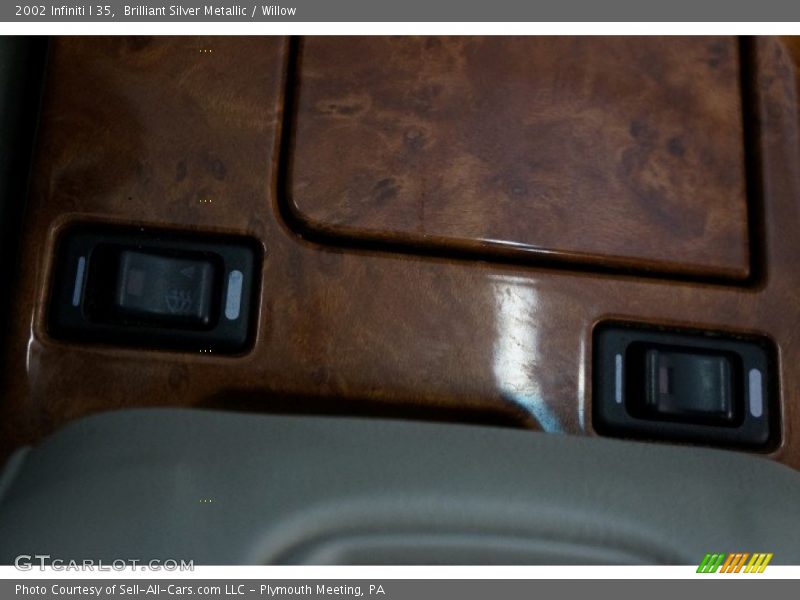 Brilliant Silver Metallic / Willow 2002 Infiniti I 35