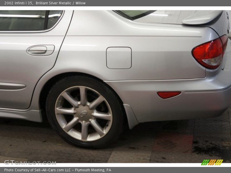 Brilliant Silver Metallic / Willow 2002 Infiniti I 35