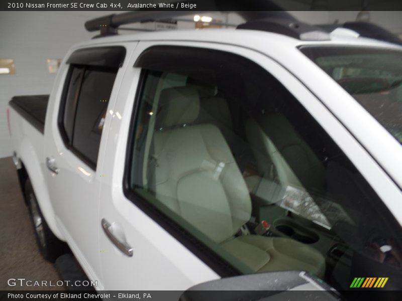 Avalanche White / Beige 2010 Nissan Frontier SE Crew Cab 4x4