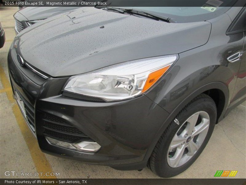 Magnetic Metallic / Charcoal Black 2015 Ford Escape SE