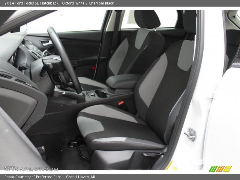 Oxford White / Charcoal Black 2014 Ford Focus SE Hatchback