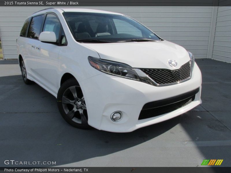 Front 3/4 View of 2015 Sienna SE