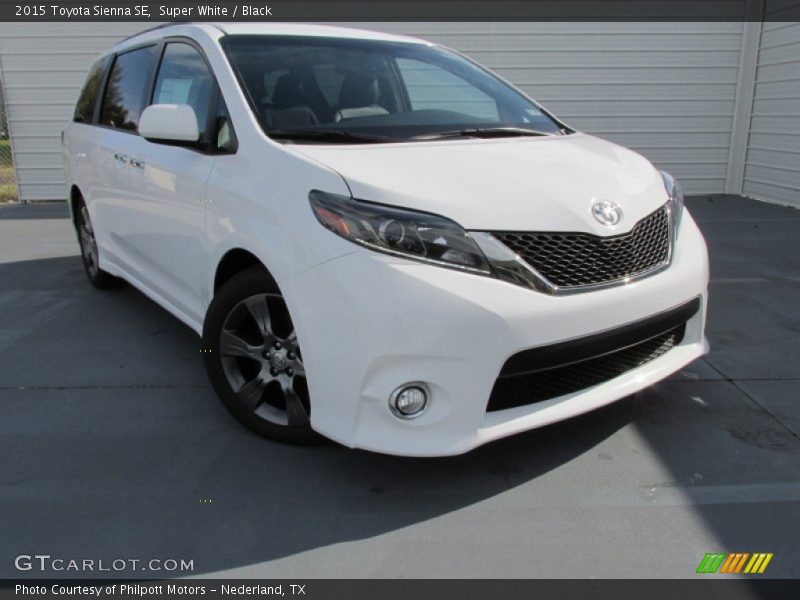Super White / Black 2015 Toyota Sienna SE