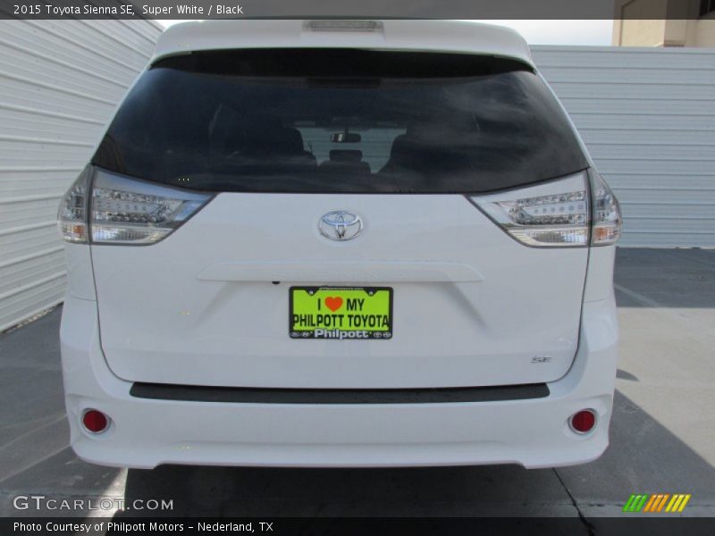 Super White / Black 2015 Toyota Sienna SE