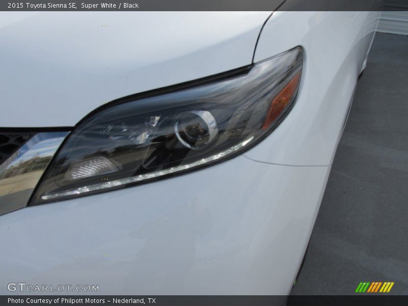 Super White / Black 2015 Toyota Sienna SE
