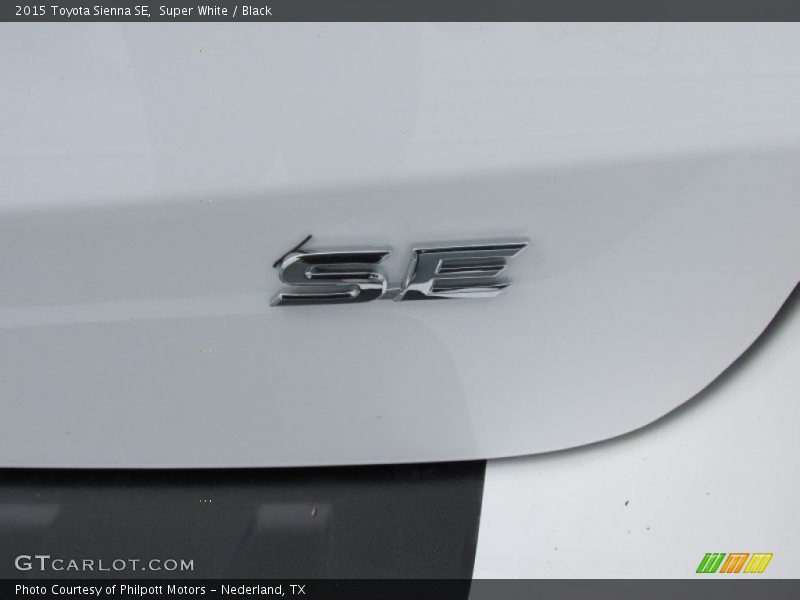 Super White / Black 2015 Toyota Sienna SE
