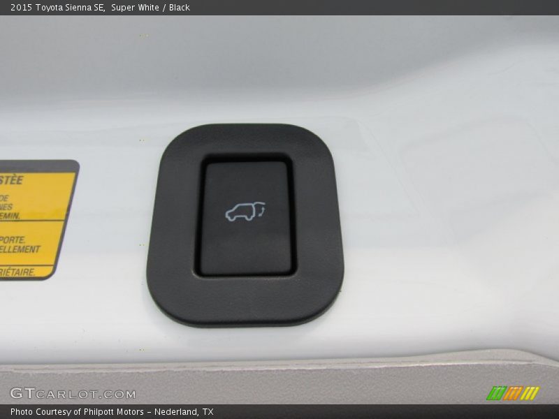 Super White / Black 2015 Toyota Sienna SE