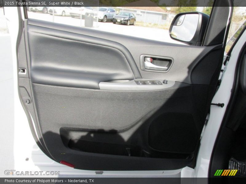 Super White / Black 2015 Toyota Sienna SE
