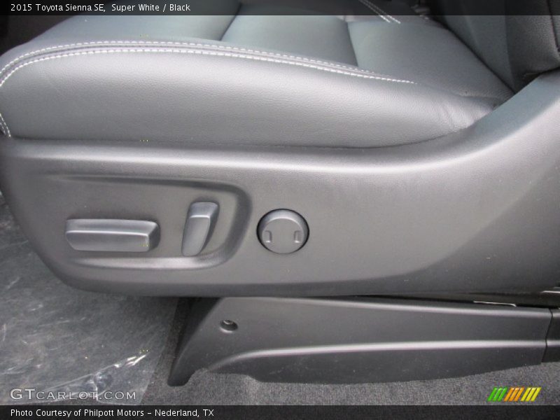 Super White / Black 2015 Toyota Sienna SE