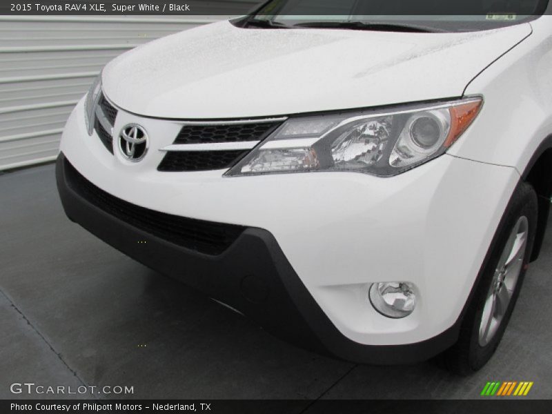 Super White / Black 2015 Toyota RAV4 XLE