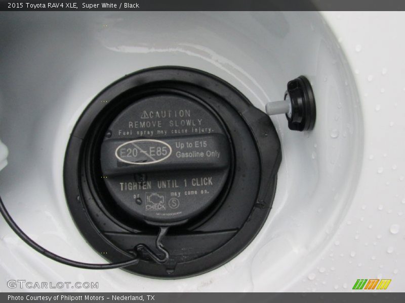 Super White / Black 2015 Toyota RAV4 XLE