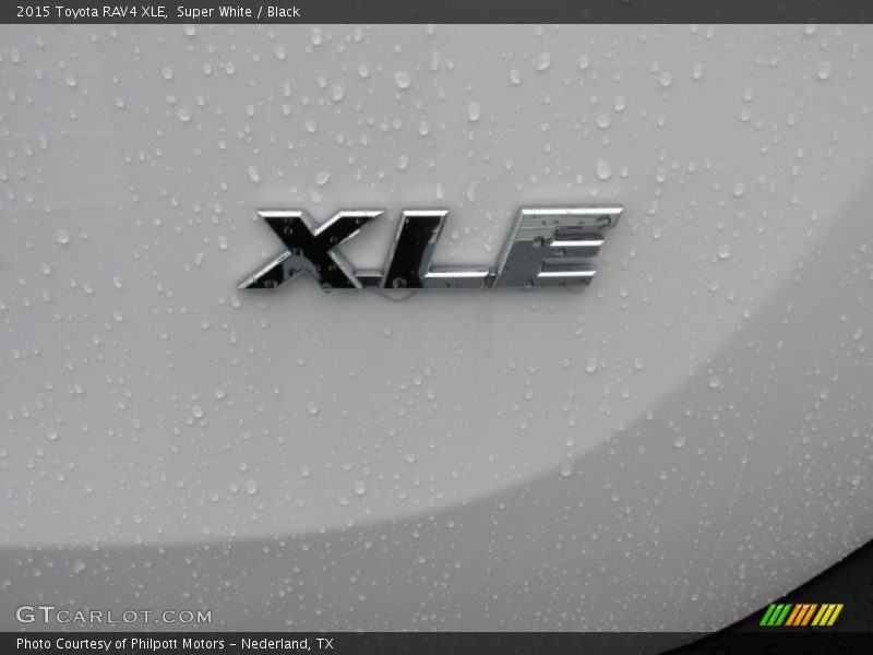 Super White / Black 2015 Toyota RAV4 XLE