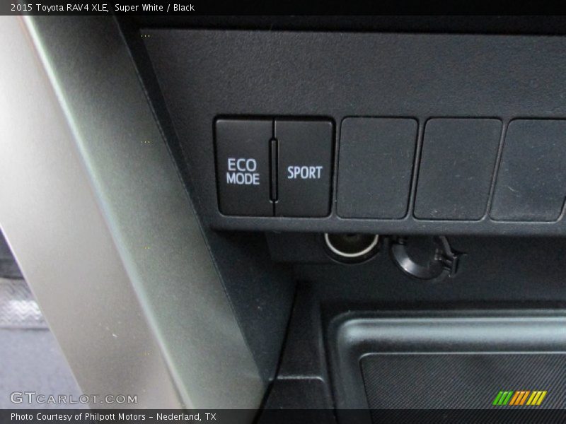 Super White / Black 2015 Toyota RAV4 XLE