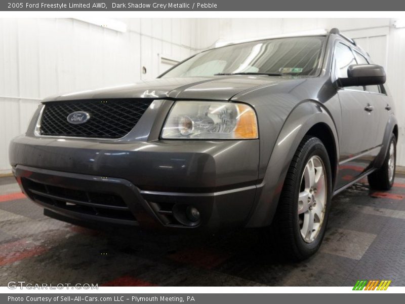 Front 3/4 View of 2005 Freestyle Limited AWD