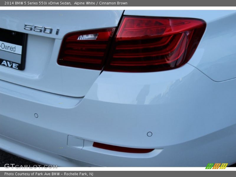 Alpine White / Cinnamon Brown 2014 BMW 5 Series 550i xDrive Sedan