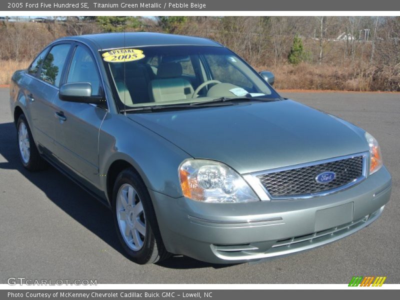 Front 3/4 View of 2005 Five Hundred SE