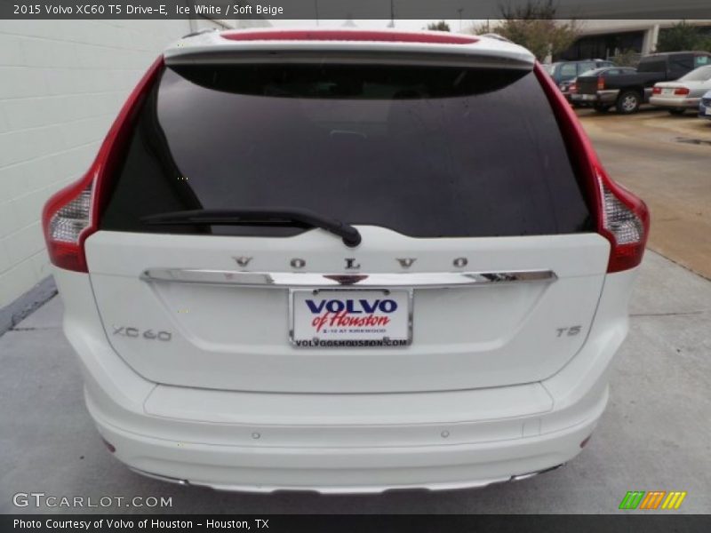 Ice White / Soft Beige 2015 Volvo XC60 T5 Drive-E