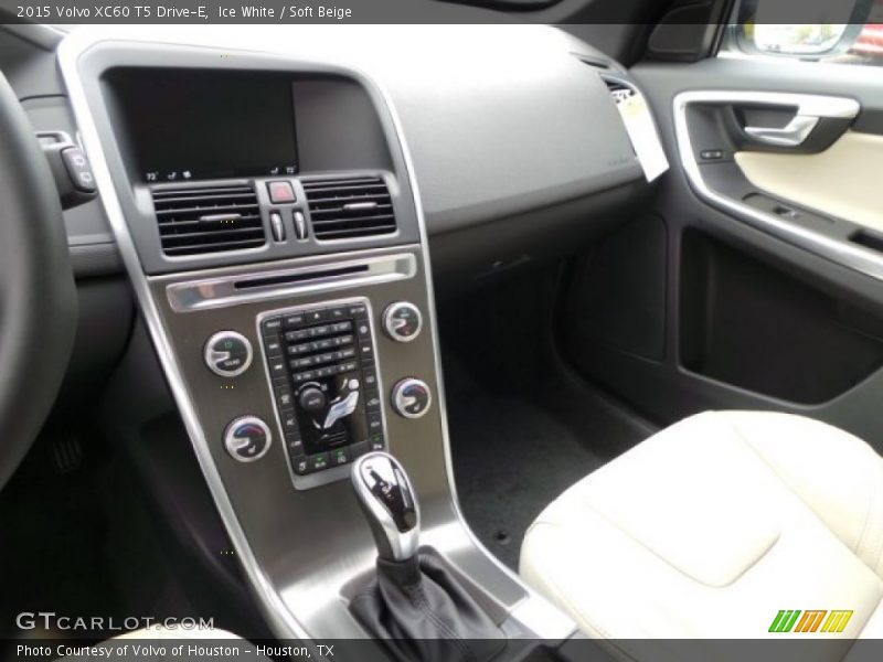 Ice White / Soft Beige 2015 Volvo XC60 T5 Drive-E