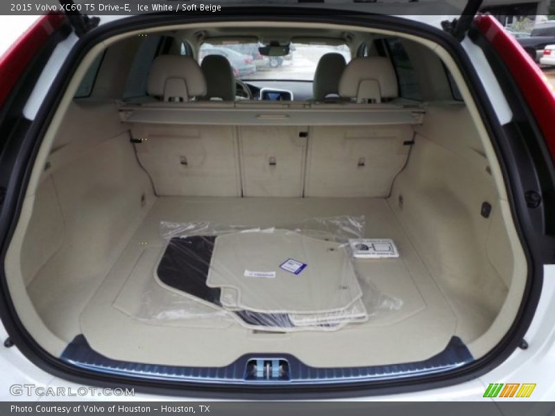 Ice White / Soft Beige 2015 Volvo XC60 T5 Drive-E