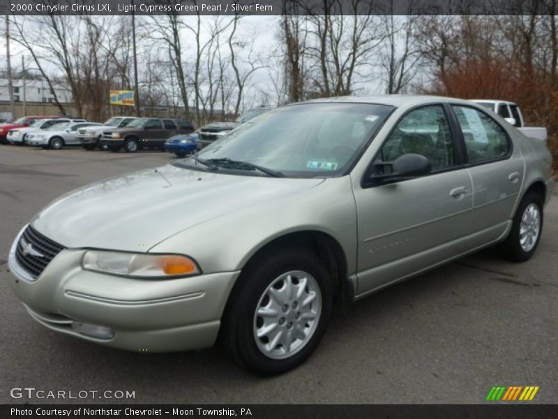 Front 3/4 View of 2000 Cirrus LXi