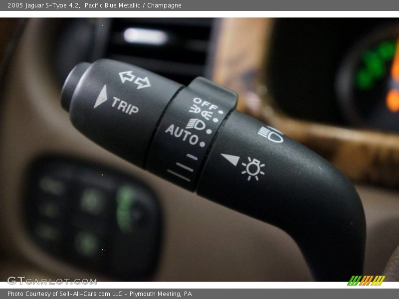 Pacific Blue Metallic / Champagne 2005 Jaguar S-Type 4.2