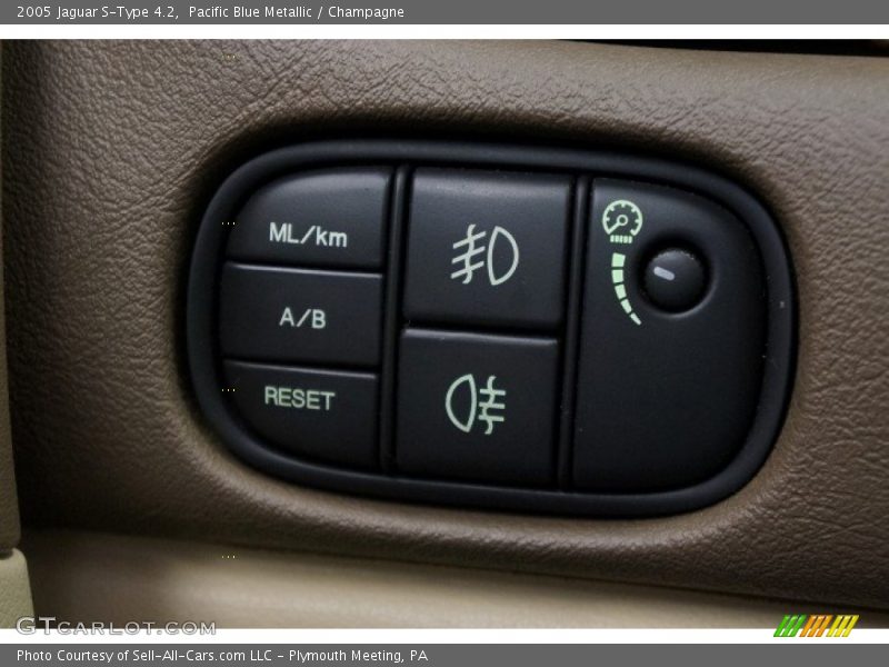 Pacific Blue Metallic / Champagne 2005 Jaguar S-Type 4.2