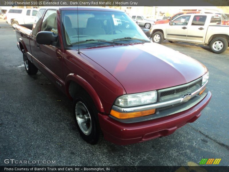 Front 3/4 View of 2000 S10 LS Extended Cab