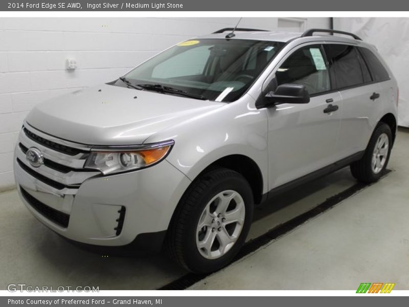 Front 3/4 View of 2014 Edge SE AWD